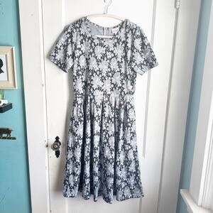LuLaRoe Floral Jacquard Short Sleeve A-Line Amelia Dress Gray Pockets Size Large